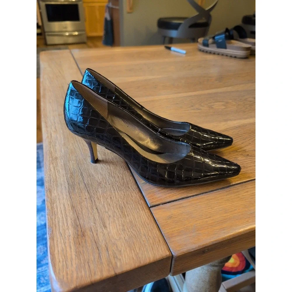 Bandolino Womens Brown Crocodile Pointed Toe Patent Leather 2.5